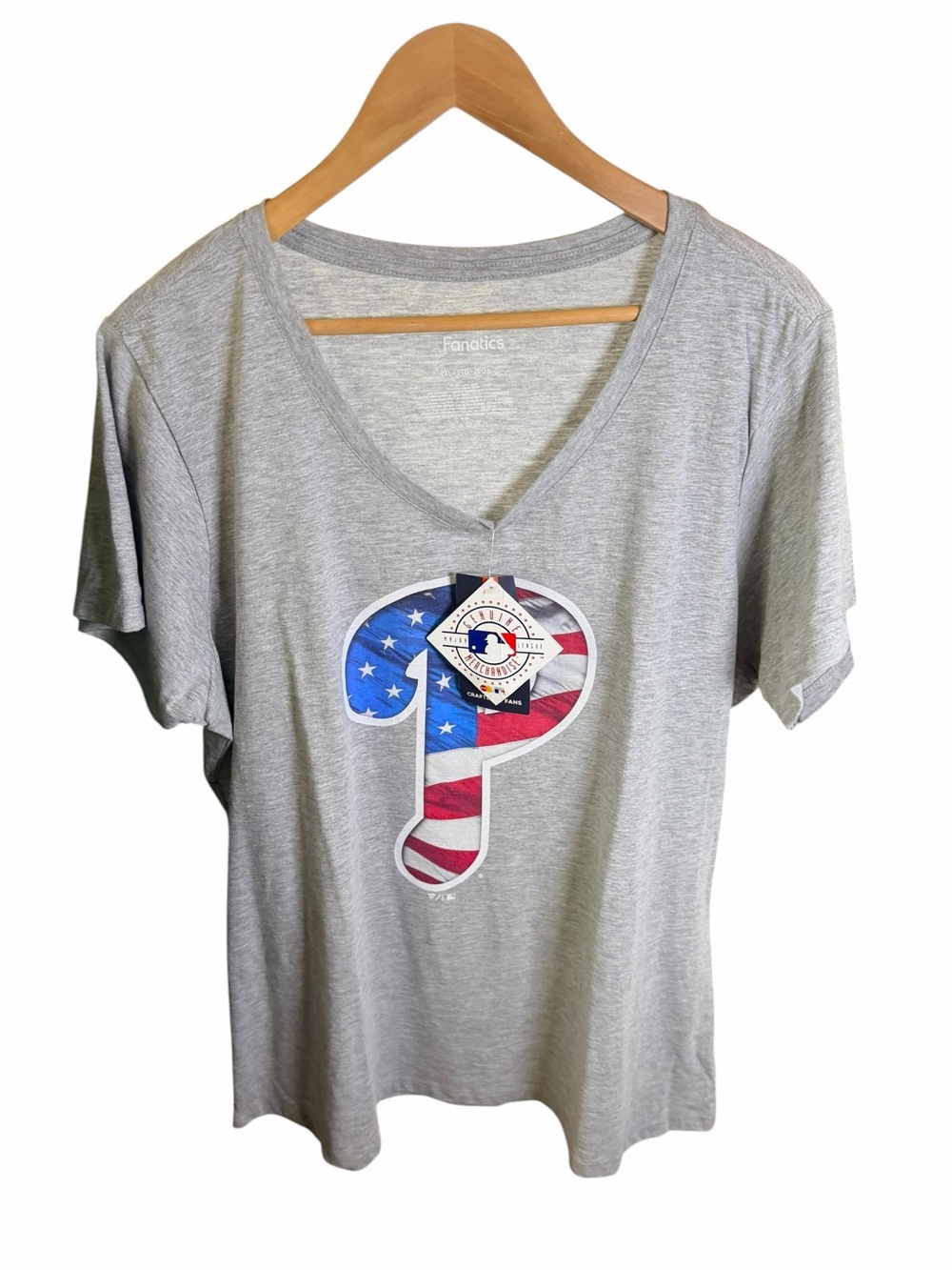 Fanatics Philadelphia Phillies Women's Gray V-Neck T-Shirt Size 2XL NWT USA Flag